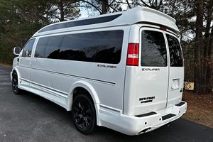 GMC Savana G2500 Explorer 2023, Conversión de Camioneta a Van de Lujo, Interior para 9 Pasajeros, Sistema de Entretenimiento Trasero - Product Image 3