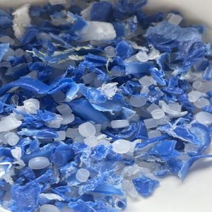 Tambours en HDPE bleus granules de ferraille en plastique à partir de déchets industriels naturels rebroyés flocons dans des bouteilles en plastique - Product Image 2