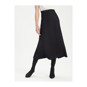 กระโปรงผ้าซาตินทรงเฉียงสำหรับผู้หญิง BGN รุ่น W24S325 - Product Image 4