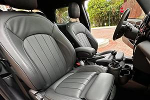 Auto 2024 con Tracción en las Cuatro Ruedas, Bajo Kilometraje, Caja de Cambios Automática, Volante a la Izquierda, Combustible Gasolina/Eléctrico - Product Image 4