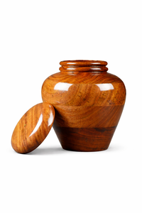 Urne en bois massif naturel avec un motif de grain distinctif et un couvercle intégré pour un hommage commémoratif paisible - Product Image 5