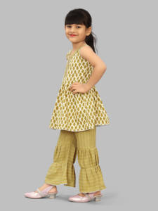Ensemble Kurti Palazzo traditionnel pour filles Shoryam Fashion |   Pantalon palazzo évasé sans manches à séchage rapide imprimé |   Vêtements de fête décontractés pour enfants - Product Image 4