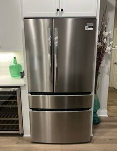 Réfrigérateur américain à double porte avec congélateur supérieur, idéal pour usage commercial ou domestique, en promotion à prix modérés - Product Image 1