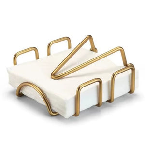 Elegante servilleta de metal con tallado detallado diseñada para complementar los interiores de casas modernas y tradicionales - Product Image 1