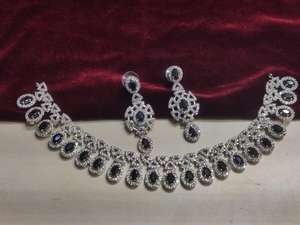 Conjunto de joyas de collar y pendientes de latón con diamantes americanos Impresionantes para bodas y aniversarios - Product Image 2