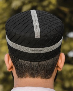 Bonnet de prière traditionnel imperméable pour hommes avec texture respirante et conception de grille cousue pour les événements islamiques en plein air et sportifs - Product Image 4