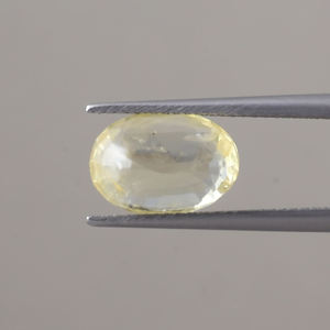 พลอยแซฟไฟร์สีเหลืองธรรมชาติทรงรีขนาด 11.5x8 มม. น้ำหนัก 5.15 กะรัต ได้รับการรับรองจาก IGI เหมาะสำหรับทำเครื่องประดับ  ผ่านการเคลือบแว็กซ์/น้ำมัน 100% จากธรรมชาติ - Product Image 3