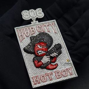 Colgante con nombre personalizado en plata de ley 925 con diamantes redondos brillantes de moissanita VVS en tendencia de diseño personalizado - Product Image 1