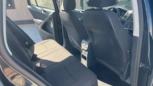 2017 // Tiguan/ S AWD Camioneta automática ACC Control de crucero R18 Tamaño del neumático Asientos de cuero Interior oscuro - Product Image 4