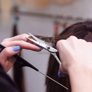Ciseaux de coiffure ergonomiques avec manche décalé, ciseaux de salon tranchants pour cheveux secs et mouillés, ciseaux personnalisés avec logo - Product Image 3