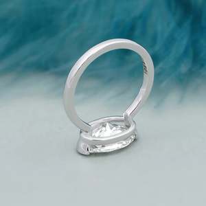 Bague de fiançailles élégante en or blanc avec diamant ovale East West serti demi-clos - Product Image 2