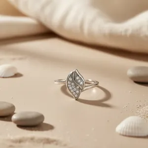 Anillo de cóctel de plata 925 chapado en rodio con circonita cúbica, diseño étnico de plumas y engaste de garras para mujer - Product Image 1