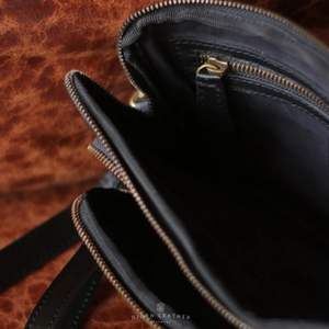 Bandolera de cuero auténtico para hombre, piel de vaca de grano completo duradera con diseño elegante y funcional de Indonesia - Product Image 5