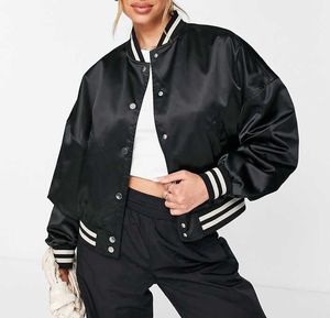 Chaqueta Varsity de Satén Personalizable para Mujer, con Mangas de Lana en Color Contrastante y Bordado, de Alta Calidad, Transpirable y Resistente al Viento - Product Image 6