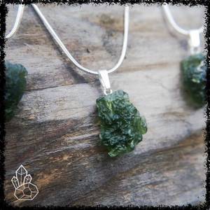 Hecho a mano Vintage checo moldavita Tektite colgante plata chapado en oro cristal crudo para Wiccan joyería LARP ocasión de compromiso - Product Image 6