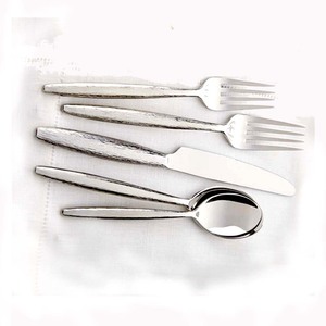 Cubiertos de plata pulida al por mayor de alta calidad, juegos de cubiertos al por mayor, cubiertos con mango audaz de acero inoxidable para boda - Product Image 1