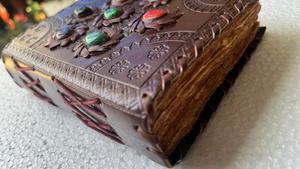 Diarios de Cuero con Grabado de Piedras Preciosas de los Siete Chakras Hechos a Medida, Diseño Portátil, Artesanía Premium para la Escritura Consciente y la Reflexión - Product Image 4