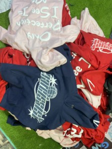 Sweat à capuche avec logo personnalisé imprimé bouffant sur l'étiquette tissée à l'intérieur du cou OEM solide toutes les couleurs disponibles bleu avec logo de couleur blanche - Product Image 5