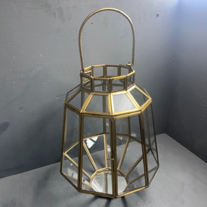 Lanterne à bougie décorative en verre et en laiton pour la décoration de la maison avec finition en laiton - Product Image 1