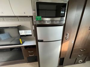 Autocaravana de Lujo USADA de 2016 a un Precio Razonable para Acampar, con Capacidad para 4-6 Personas, Emisión EURO 5, Color Blanco - Product Image 3