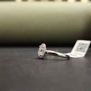 แหวนหมั้นมอยส์ซาไนต์ทรงรีสุดหรูทันสมัย ชุบทอง 14K พร้อมใบรับรอง IGI ประดับเพชรแบบ Pave Setting เหมาะสำหรับทุกโอกาส - Product Image 3