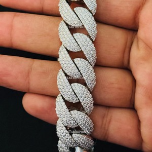 Cadeau de luxe chrétien en argent sterling 925 VVS Moissanite 22mm de large chaîne à maillons cubains - Product Image 3