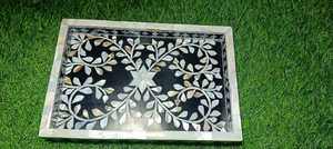 Bandeja de Madera Hecha a Mano con Incrustaciones de Nácar para Servir Postres y Dátiles en Ramadán Mubarak y Eid Mubarak - Product Image 5