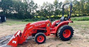 Tracteur Kubota M7060 70 CV à transmission par engrenages, tracteur utilitaire agricole avec pelle frontale pour travaux sur le terrain et en cour - Product Image 2