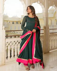 Hermoso Vestido de Georgette con Mangas Amplias y Dupatta a Juego, Detalles Delicados de Encaje, Ropa de Fiesta de Secado Rápido - Product Image 2