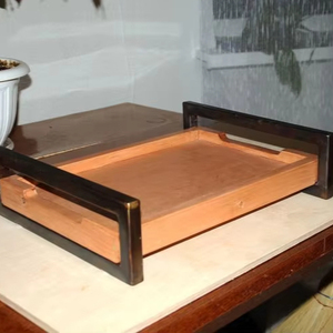 Bandeja rectangular de madera con mango de metal industrial, ideal para accesorios de bar, para servir alimentos y exhibiciones de regalos - Product Image 1