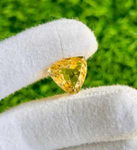 Pierre précieuse de quartz citrine naturelle prête à expédier 9.40 carats pierre en vrac taillée en triangle - Product Image 1