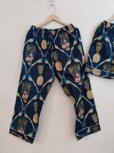 Conjunto de Pijama de Algodón 100% Suave con Estampado de Leopardo para Mujer, Cuello en V, Mangas Largas, Pantalones Jogger con Botones, Ajuste Holgado, Cómodo para el Verano - Product Image 5