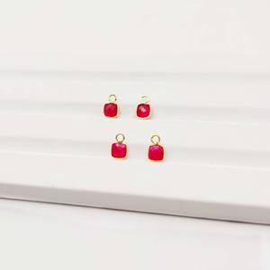 Encanto de cojín de Calcedonia rosa fuerte, colgante de piedra preciosa facetada pequeña bisel chapado en oro para abalorios de pendientes hechos a mano y fabricación de joyas - Product Image 1