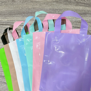 Sacs de courses en plastique réutilisables personnalisés avec poignée à patch pour les entreprises et la vente au détail - Product Image 6