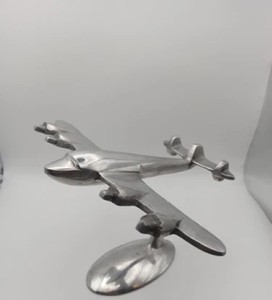 Modèle d'avion décoratif de table en aluminium vintage Décoration de la maison et du bureau Art de bureau artisanal en métal antique argenté - Product Image 1