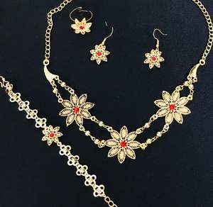 Parure de Bijoux Fantaisie d'Inspiration Vintage Italienne 2024 Collier en Cuivre Plaqué Or 24K en Provenance Directe des USA et de la France vers les Comores et Mayotte - Product Image 4