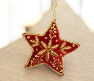 Ornement décoratif suspendu en forme d'étoile avec des perles de broderie en soie, du fil et du travail de dentelle pour la décoration de mariage, de fête et de la maison - Product Image 1