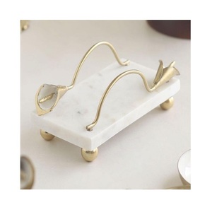 Bandeja de servir de mármol blanco con elegantes asas de metal dorado, bandeja de servir de calidad premium para accesorios de hotel. - Product Image 1