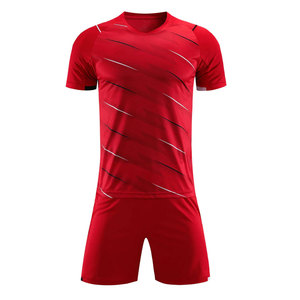 Uniforme de football pour hommes en marque propre - 100% polyester respirant et à séchage rapide, logo personnalisé, manches courtes, toutes saisons, meilleur prix - Product Image 1