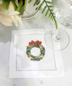 Serviettes de cocktail brodées de guirlande de houx de Noël 6x6 'Serviette de boisson en coton blanc ourlet pour mariages, maison ou hôtel - Product Image 3