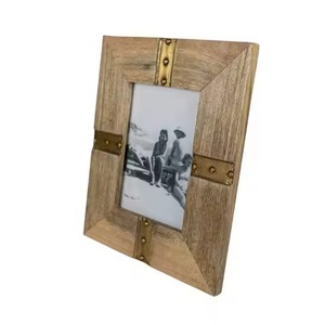 Cadre photo rectangulaire en bois élégant, design vintage, décoration intérieure intemporelle pour photos et souvenirs, à poser au mur ou sur une table - Product Image 2