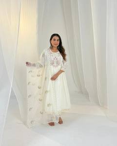 Kurti Mul Chanderi à la Mode avec Ensemble Dupatta, Designer Ethnique pour Femmes, Tenue de Mariage et de Fête - Product Image 5