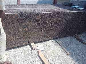 Petite dalle en granit brun baltique pour immeubles de bureaux modernes Design d'intérieur avec des tons riches et une surface polie - Product Image 5