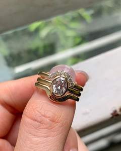 Magnifique ensemble de 3 bagues de mariage en or massif 14 carats avec diamants de laboratoire taille ovale, tendance USA E/VVS - Product Image 3