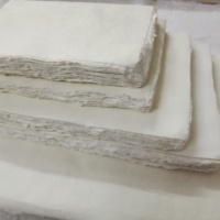 Revues de recharge de papier fait main en coton blanc sur mesure fabriqués à partir de papiers faits à la main en coton avec des bords décalés