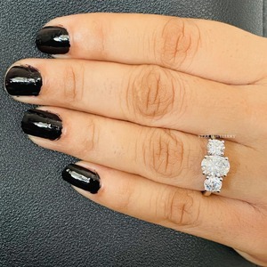 Anillo de Compromiso de Oro Sólido de 14K con Tres Piedras de Moissanita Ovalada y Corte Diamante Cristiano - Product Image 4