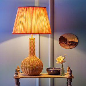 Lámpara de mesa de ratán con pantalla de tambor de seda, hechas de materiales Lámparas hechos a mano, accesorios de decoración del hogar, al por mayor. - Product Image 1