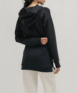 เสื้อฮู้ดโอเวอร์ไซส์ผ้าฟลีซสีดำสำหรับผู้หญิง เสื้อกันหนาวลำลองใส่สบายสำหรับฤดูหนาว สไตล์สตรีทแวร์ สำหรับทุกเพศ โดย Ako - Product Image 3