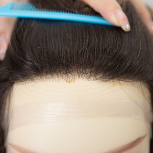 <span class=keywords><strong>Pelucas</strong></span> Médicas sin Pegamento, Color Marrón Ceniza Degradado, Parte Superior de Seda, Completamente Anudadas a Mano, Peluca de Silicona PU, Cabello Humano Virgen Europeo Remy para <span class=keywords><strong>Alopecia</strong></span> - Product Image 4