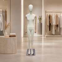Mannequin féminin élégant avec corps recouvert de tissu et bras articulés en bois